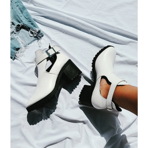 🚨Pre Fall Edit Collection// White boots - Picture 3 of 3